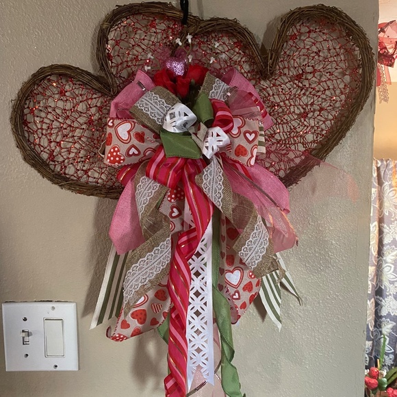 Beautiful double heart Valentine’s Day wreath - Picture 1 of 9